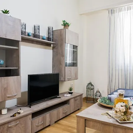 Lovely Renovated Walk To Acropolis Apartment
