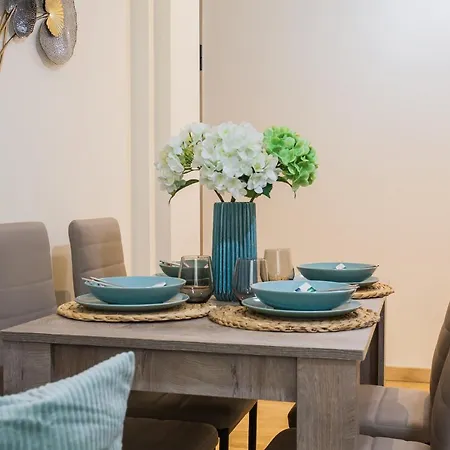 Lovely Renovated Walk To Acropolis Apartment *